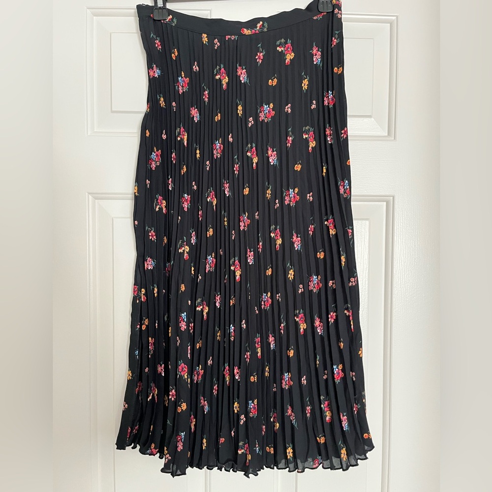 Like new pleated flower print midi skirt